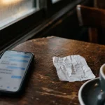 Il m’envoie des sms mais on ne se voit pas : conversation SMS floue dans un café